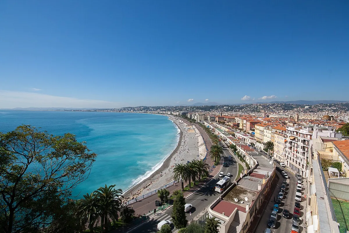La promenade des Anglais et le front de mer de Nice vus depuis les hauteurs.
