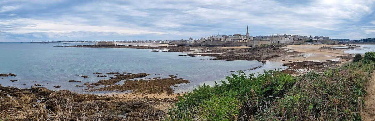 Panorama de Saint-Malo avec ses remparts et le littoral.