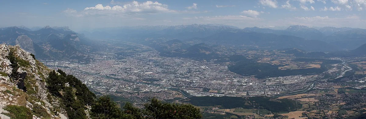 Panorama de Grenoble, avec les toitures et les reliefs à l’arrière-plan.