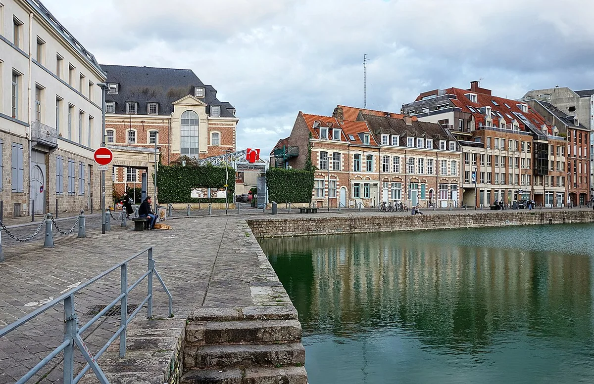 Les façades et les reflets du quai du Wault à Lille.