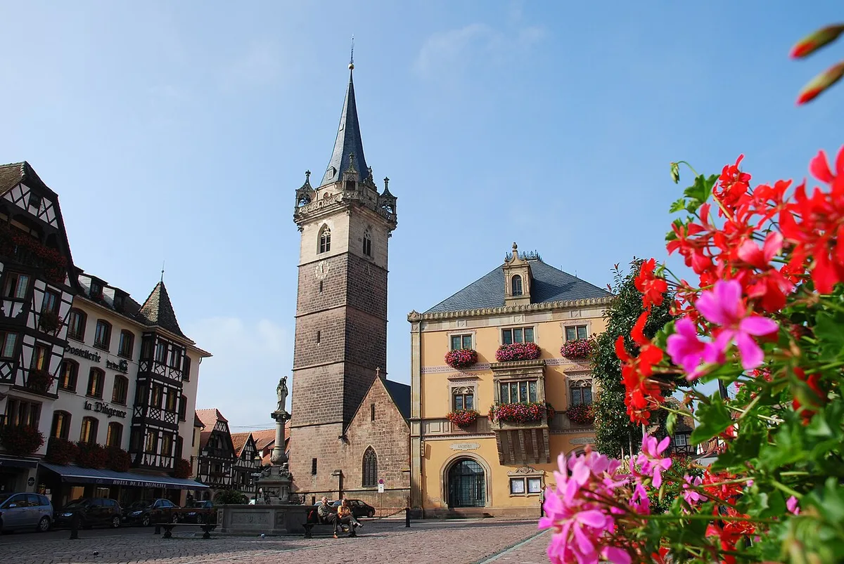 La place du marché et les bâtiments du centre d’Obernai.