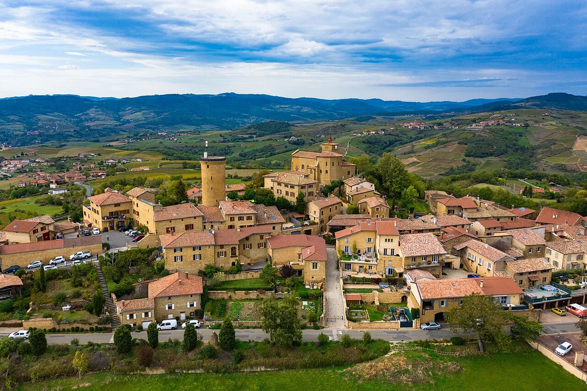 Vue aérienne du village d’Oingt et de son environnement.