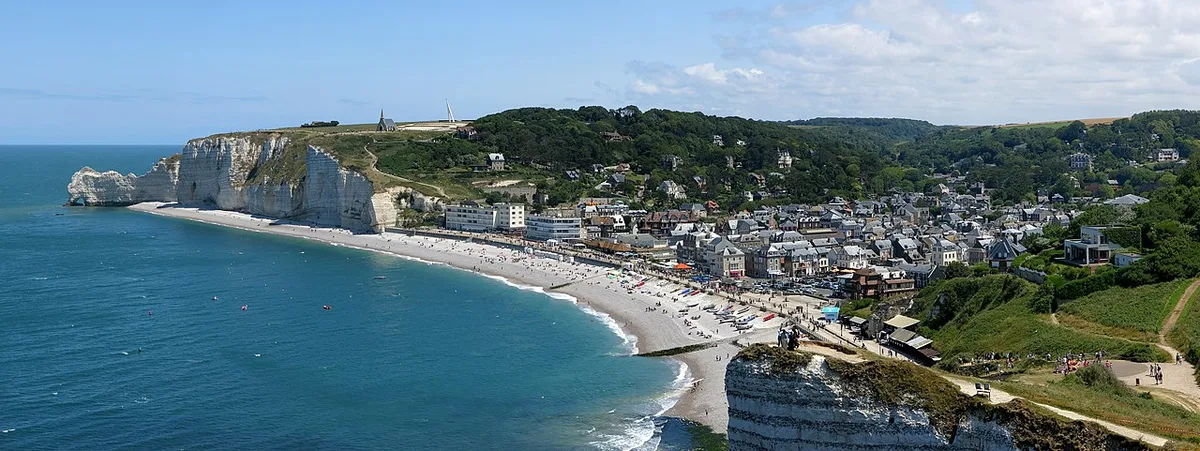 Étretat, sa plage et les falaises environnantes.