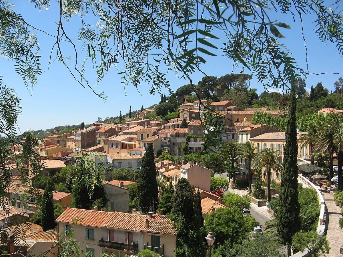 Le village de Bormes-les-Mimosas sur son versant.