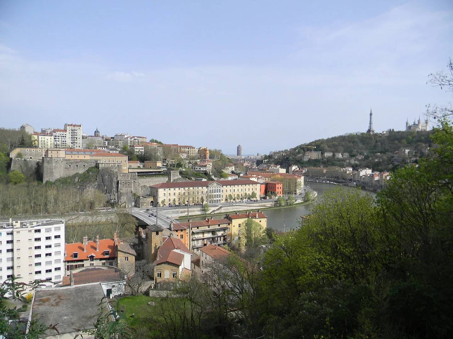 Vue de Lyon depuis le fort de Vaise, avec la Saône, les immeubles, les tours de la Part-Dieu et Fourvière.