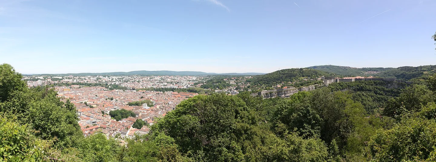 Panorama de Besançon depuis Chaudanne, avec les toits de la ville et les collines boisées du Doubs.