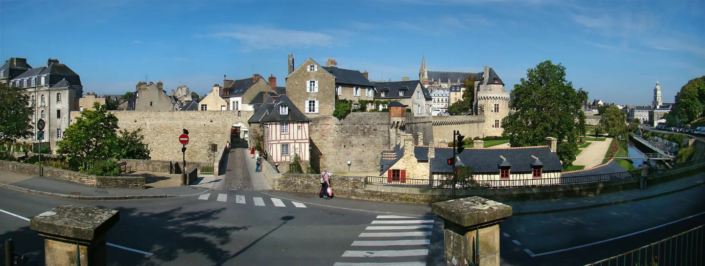 Panorama de Vannes depuis les jardins des remparts, avec les lavoirs, les tours et les toits de la vieille ville.