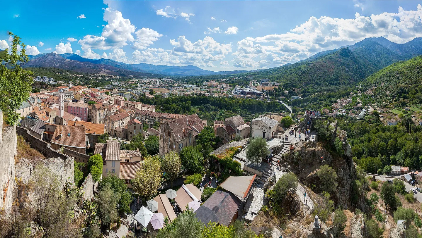 Vue de Corte, de ses maisons aux toits de tuiles et du relief montagneux de la Haute-Corse.