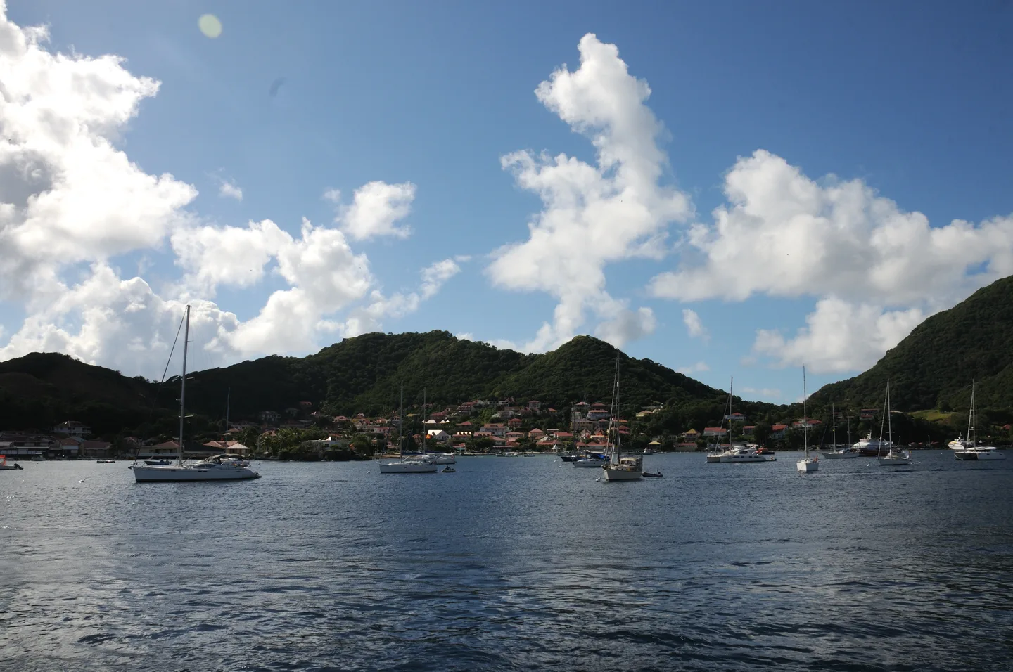 Maisons de Terre-de-Haut et bateaux dans l’anse du Bourg, aux Saintes en Guadeloupe.