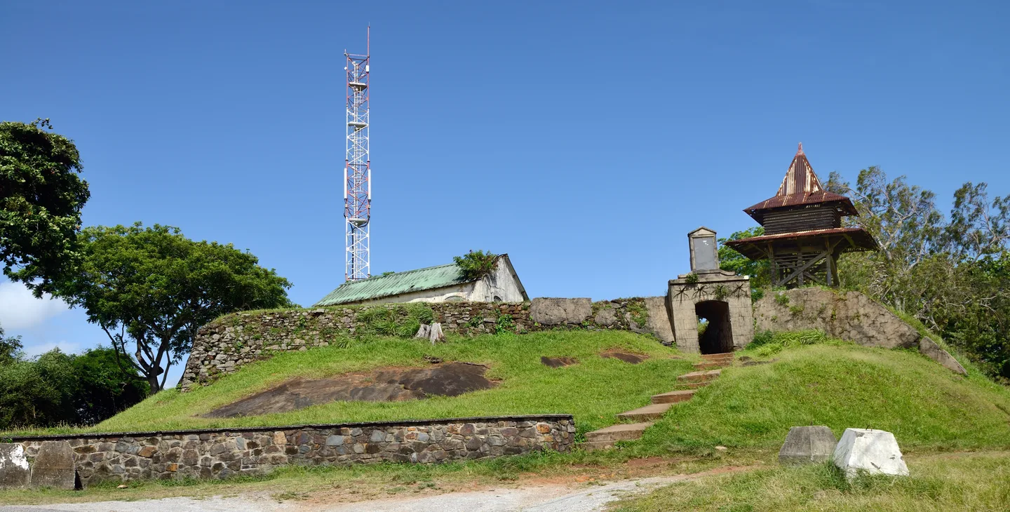 Vestiges du fort Cépérou sur une colline herbeuse à Cayenne, en Guyane.