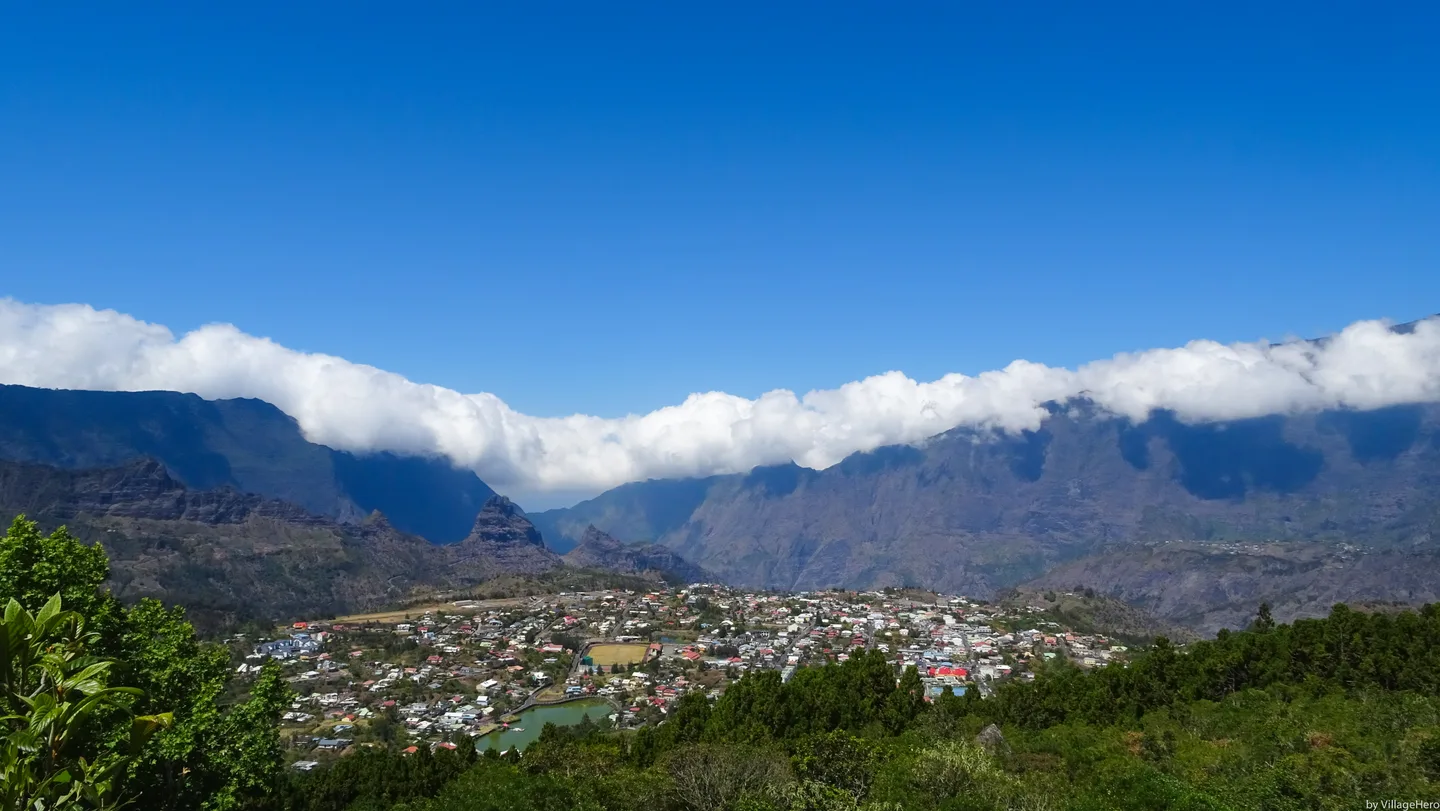 Vue du bourg de Cilaos et de ses maisons dans le cirque montagneux de La Réunion.