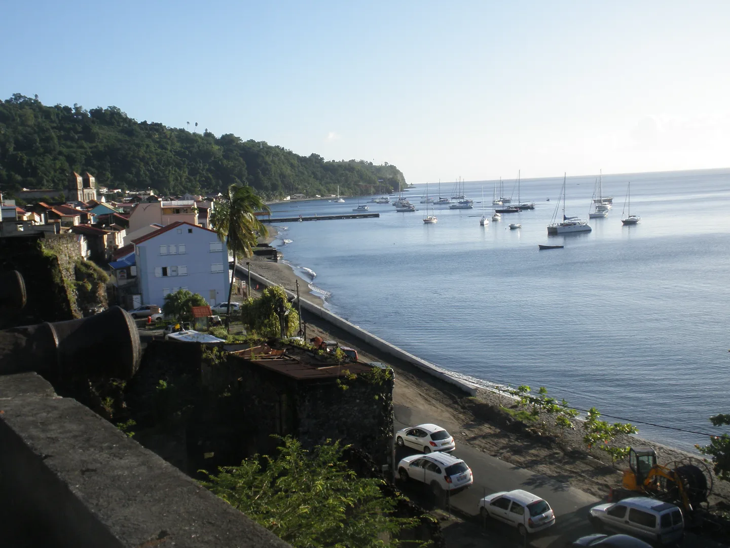 Rade de Saint-Pierre en Martinique, bord de mer et toitures du bourg vus depuis la batterie d’Esnotz.