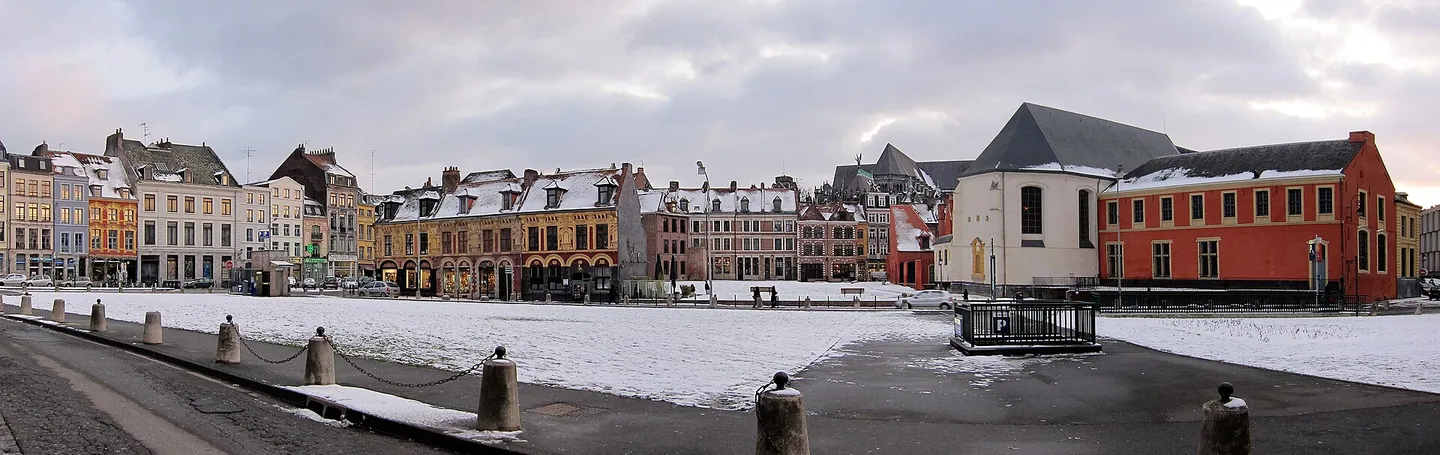 Façades de la place Louise-de-Bettignies à Lille