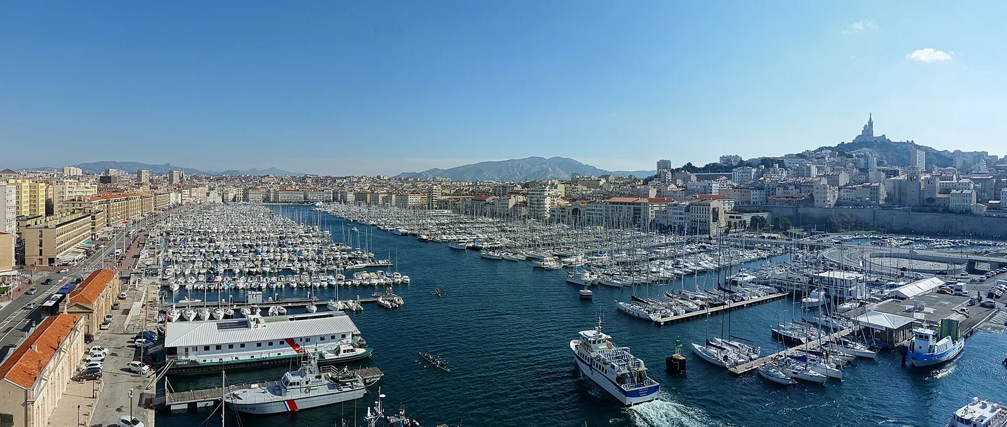Vieux-Port de Marseille et façades autour des quais