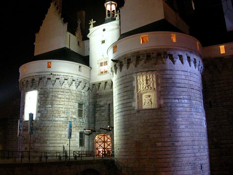 Entrée du château des ducs de Bretagne à Nantes éclairée la nuit