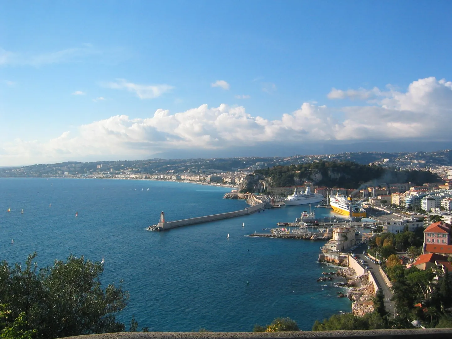 Port de Nice et façades bordant le bassin