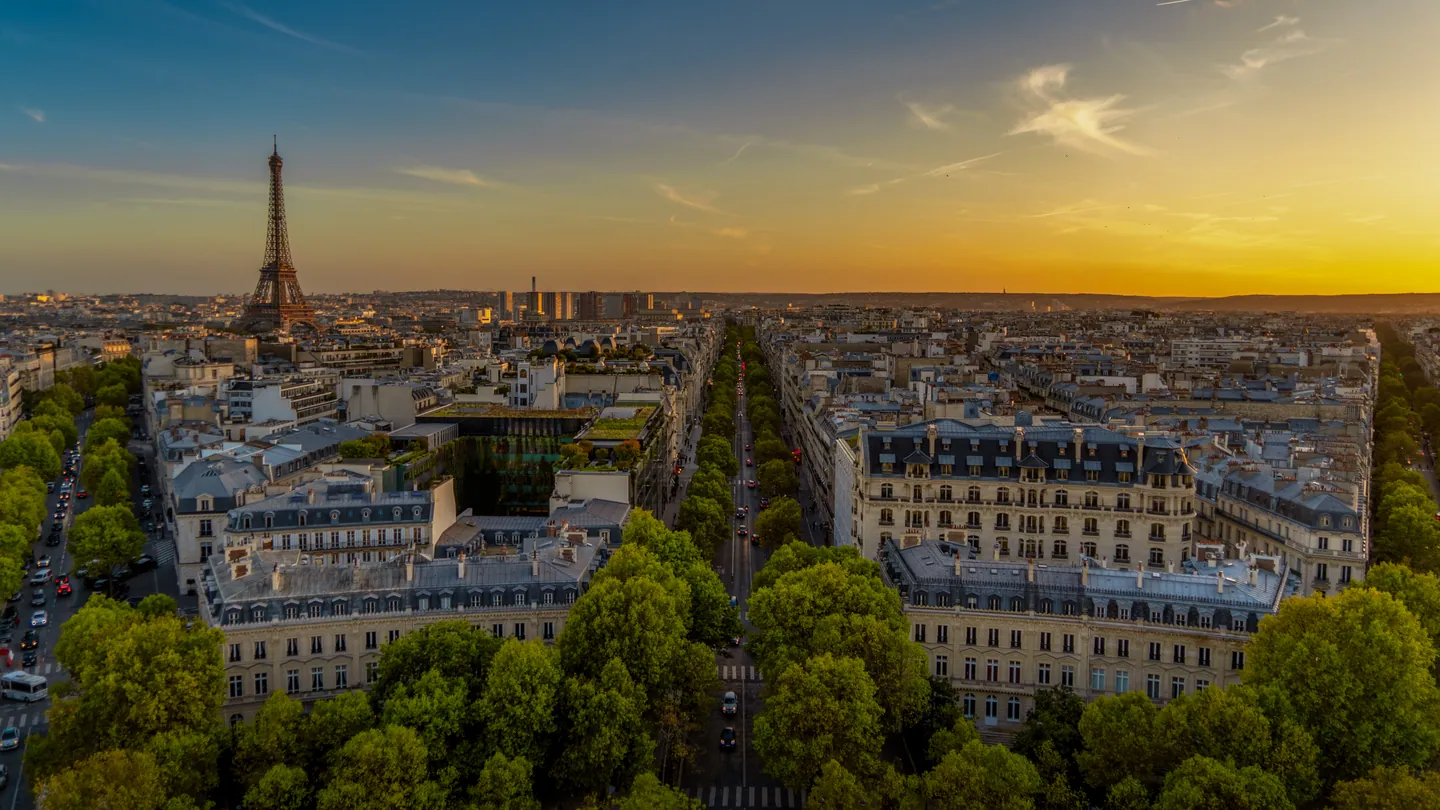Toits de Paris et tour Eiffel vus depuis l’Arc de Triomphe