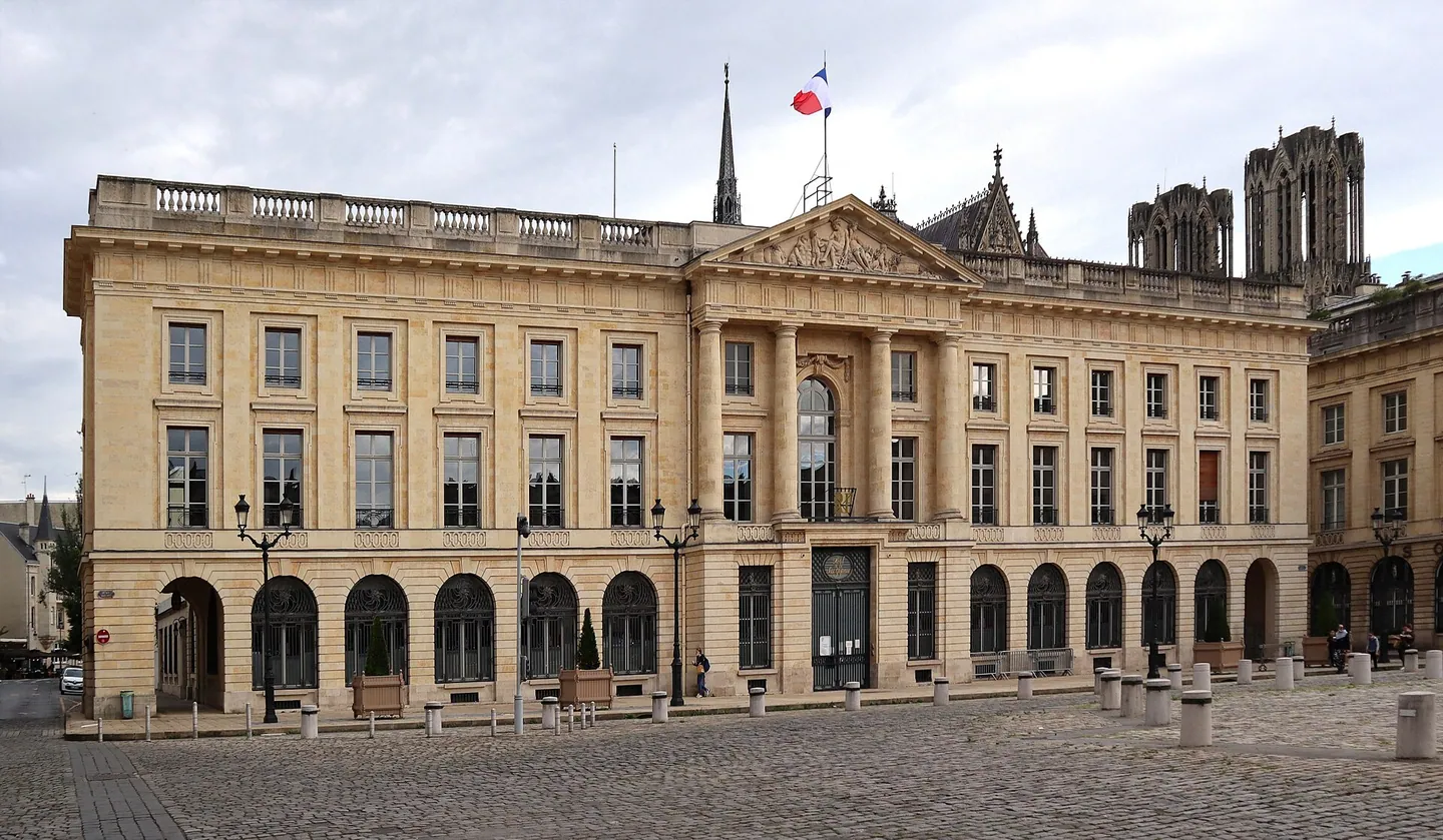 Façades de la place Royale à Reims