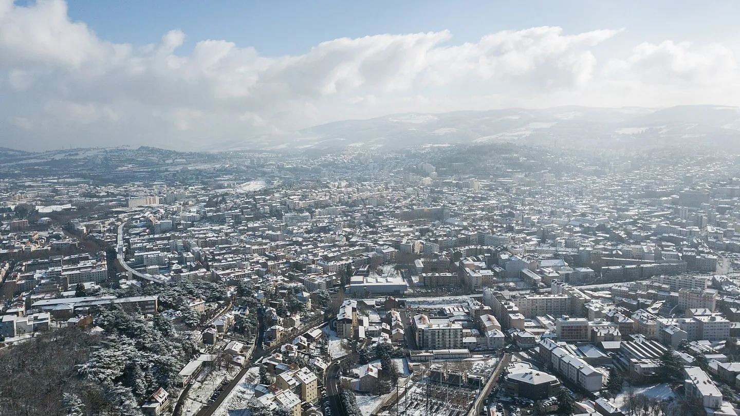 Vue aérienne de Saint-Étienne sous la neige