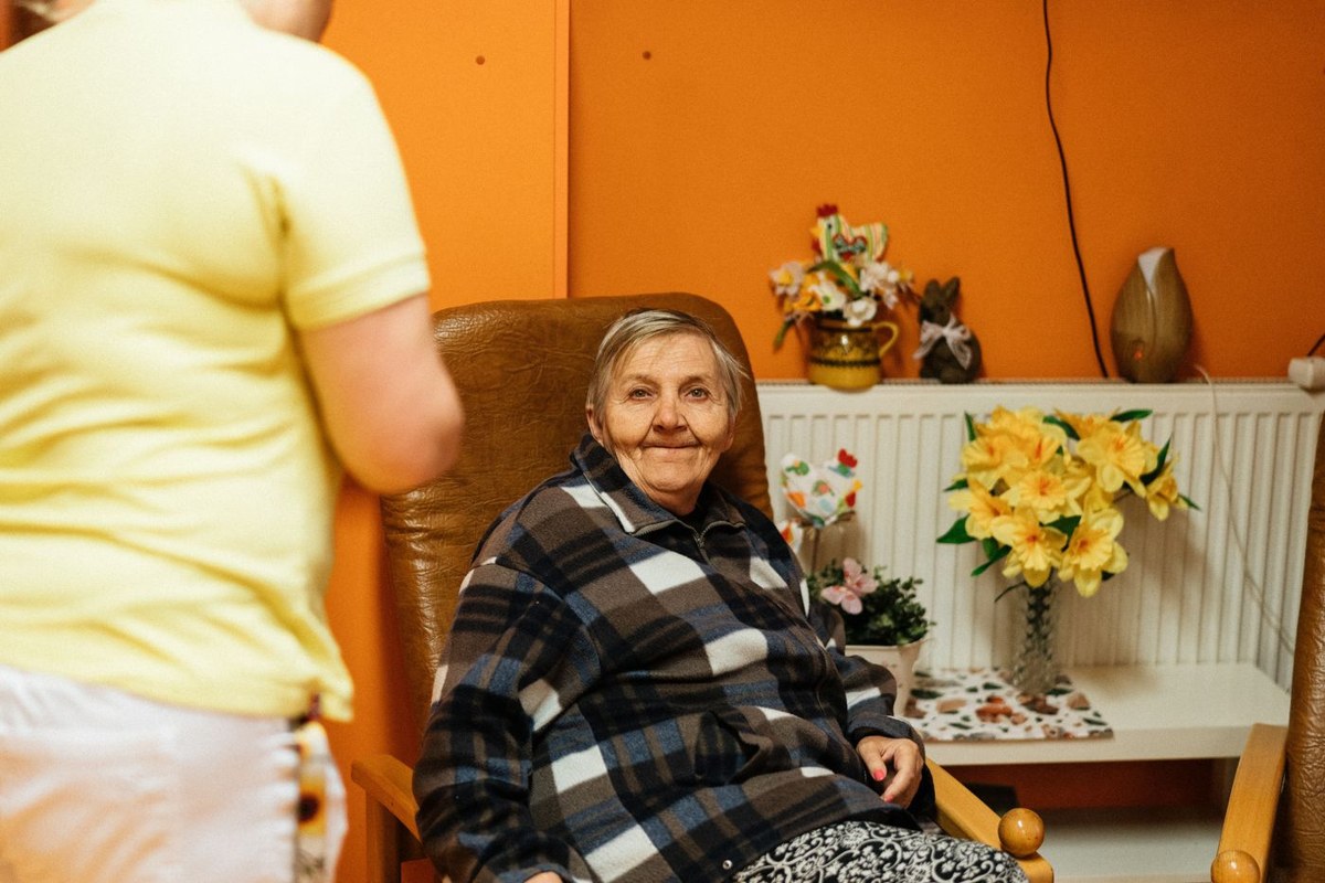 Personne âgée assise dans un fauteuil, photographie illustrative de l’accompagnement au grand âge.