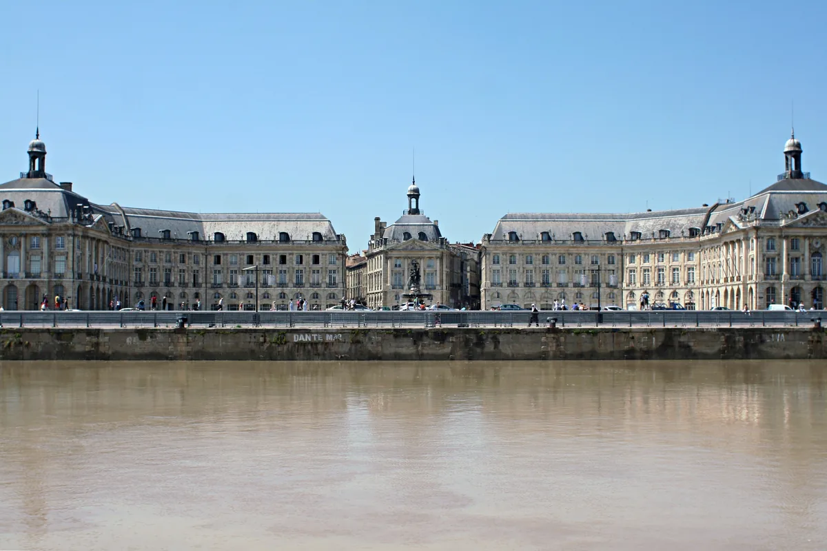 Les façades de la place de la Bourse à Bordeaux, vues depuis la Garonne.