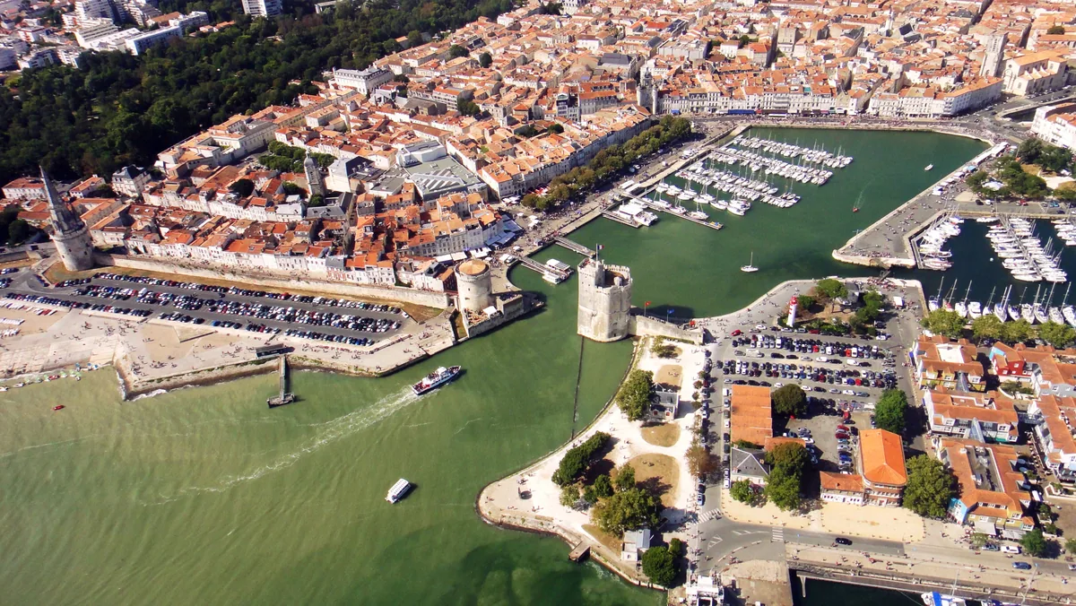 Vue aérienne du Vieux-Port de La Rochelle, de ses tours et des immeubles qui bordent les quais, en Charente-Maritime.